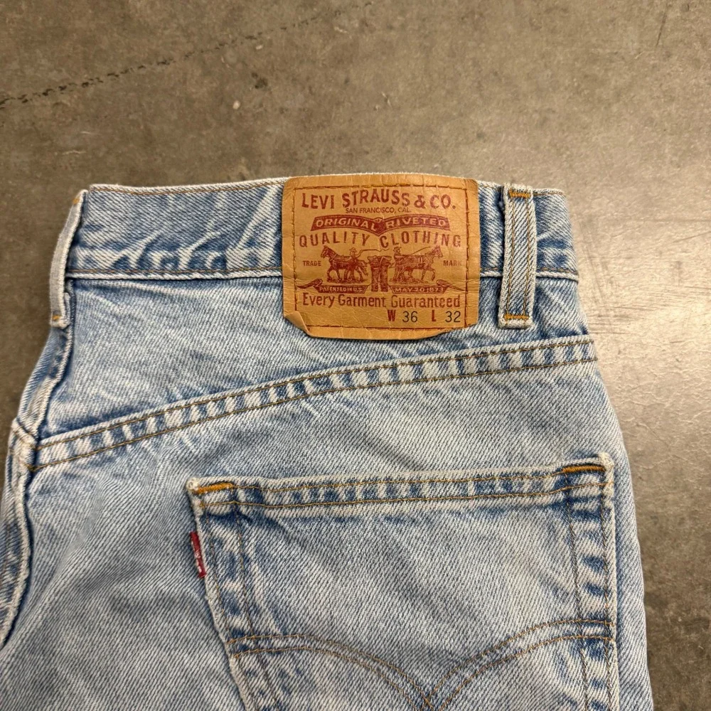 Levis Relaxed Straight Leg Jeans 36x32 Light Wash Distressed Denim Vintage W36